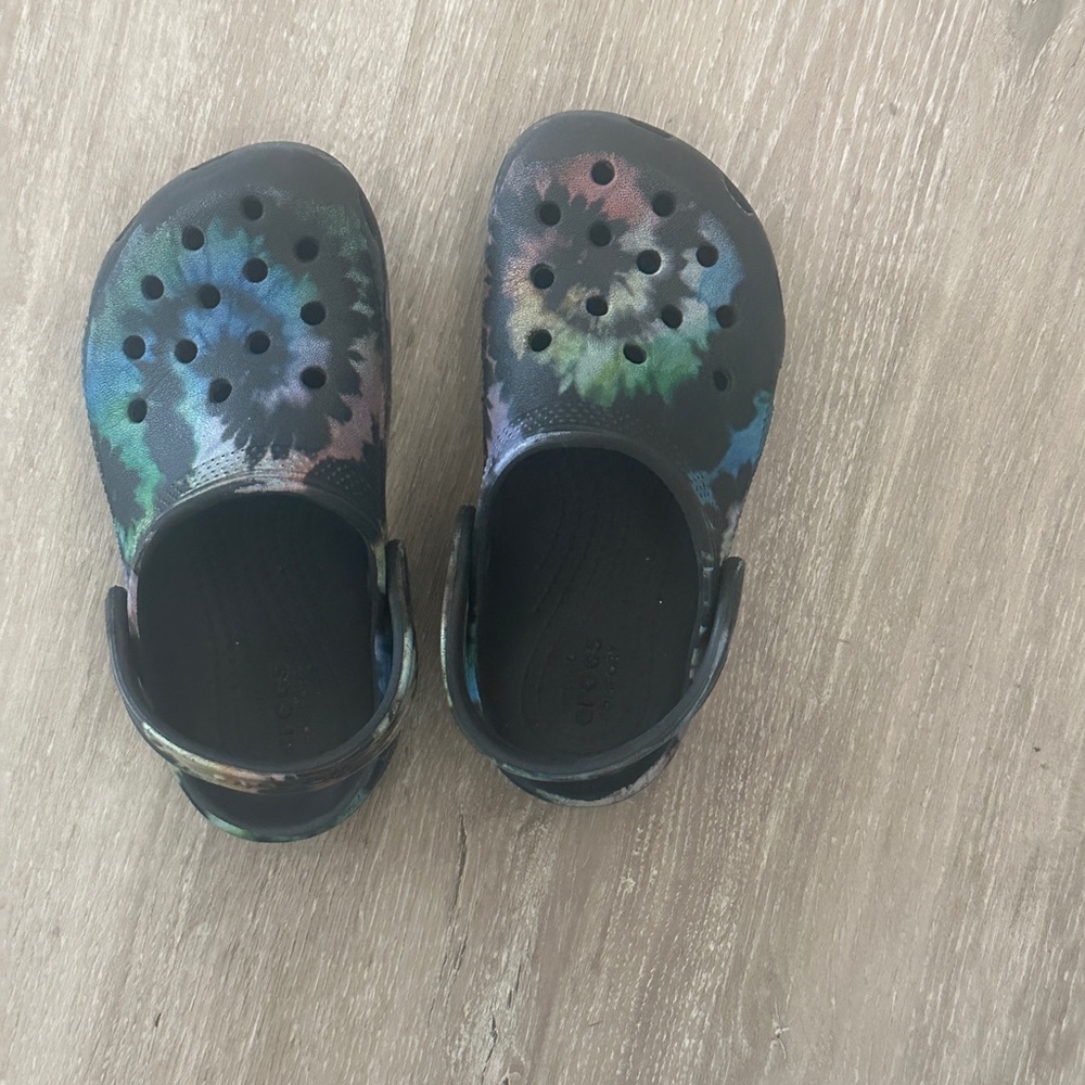 CROCS Kids Black Tie-Dye Sandals